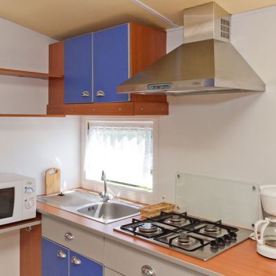 camping-les-residences-la-becques-mobil-home-cuisine.jpg 