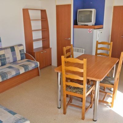 camping-les-residences-la-becques-mobil-home-salon.jpg 