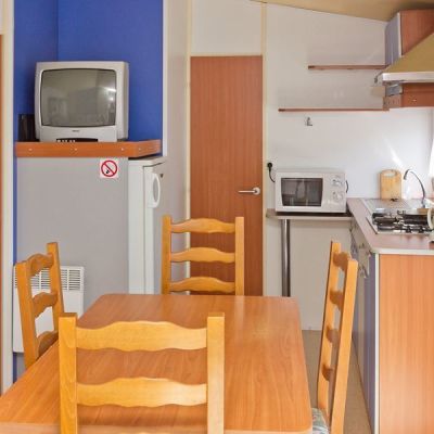 camping-les-residences-la-becques-mobil-home-salla-a-manger.jpg 